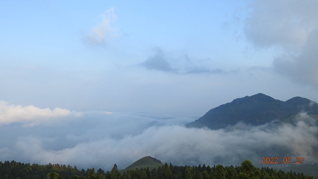 山中何所有，嶺上多白雲。只可自怡悅，不堪持贈君。_1779741