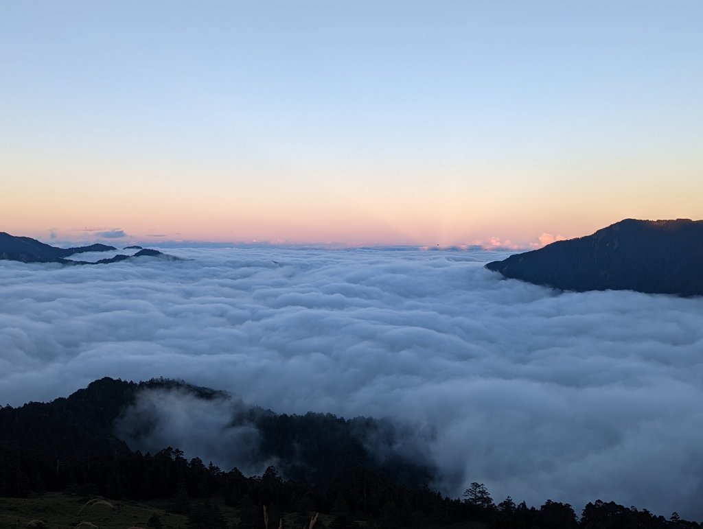 合歡群峰(主峰、東峰、石門山)：雲霧飄渺的美景、夢幻如畫的雲海大景、金色奇萊北峰、彩虹、滿月夜色封面圖