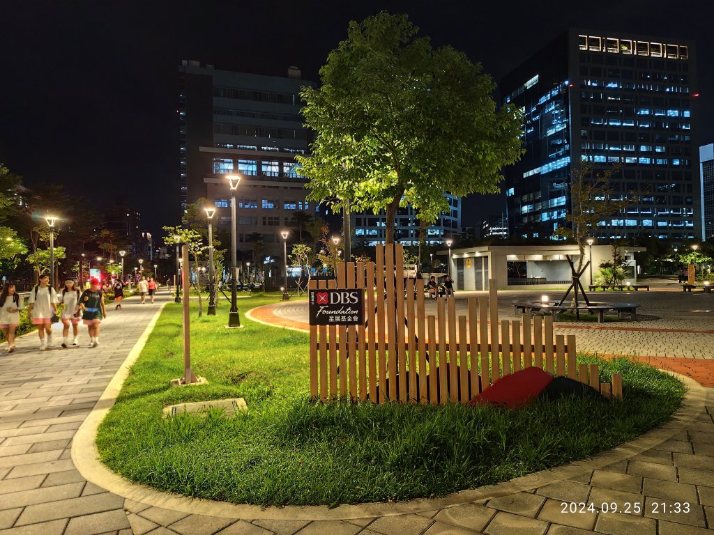 璀璨耀眼的夜景 - 大直美麗華、大稻埕、大港墘公園【臺北健走趣】【健走複利】_2604603