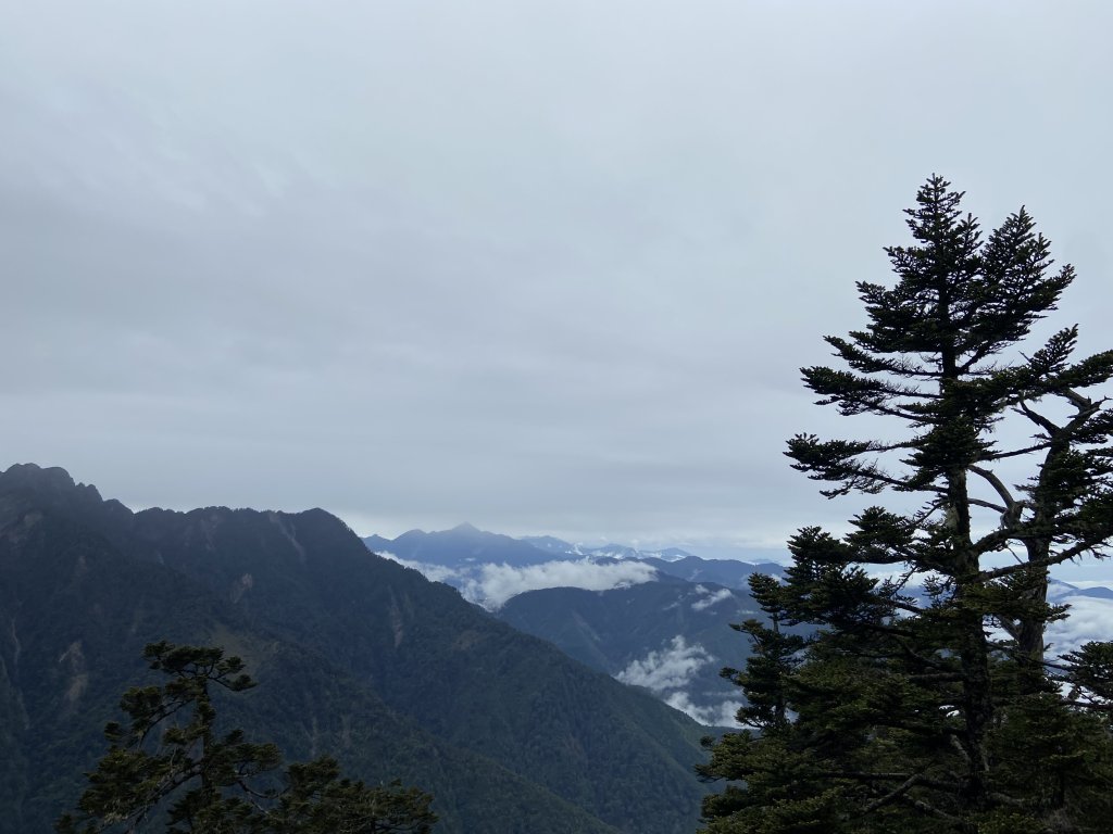 20230515-16玉山前西峰+遠望雨中的主東北_2436656