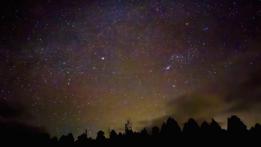 穿羅紗的「加羅湖」封面圖