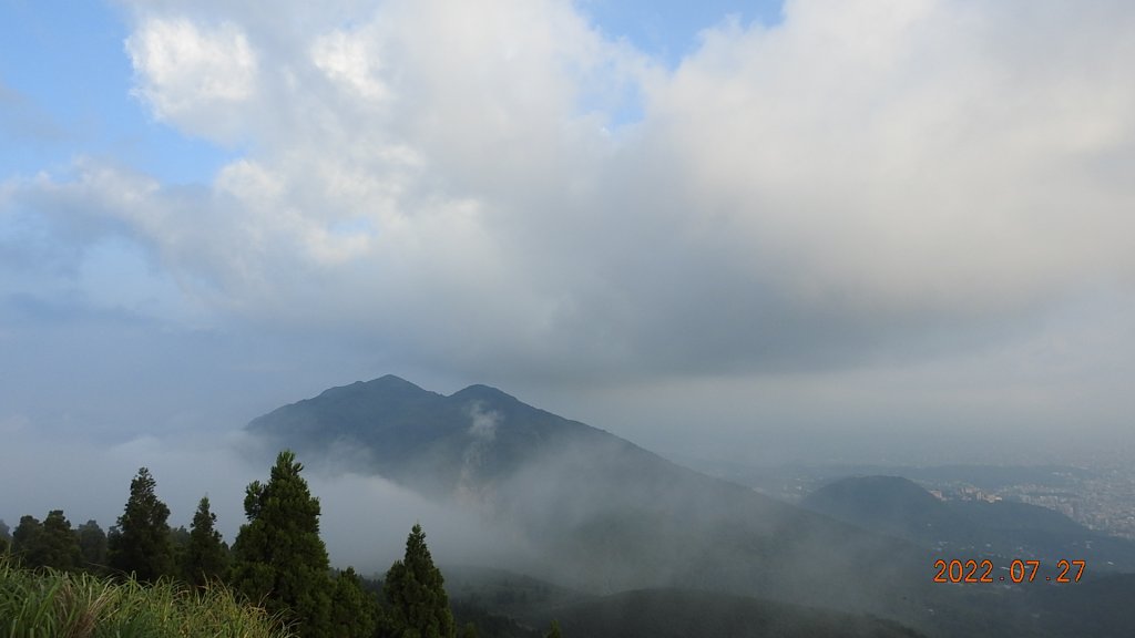 山中何所有，嶺上多白雲。只可自怡悅，不堪持贈君。_1779734