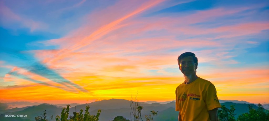 #二格山 #雲瀑 #火燒雲 #霞光 #雲海流瀑 #日出 9/10 #坪林南山寺 9/11封面圖