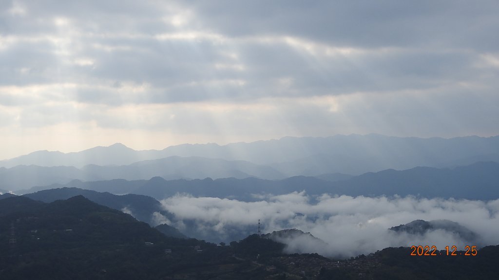 只追到雲海的尾巴+斜射光(上帝光)&112/1/26石碇花園公墓賞日出_1967135