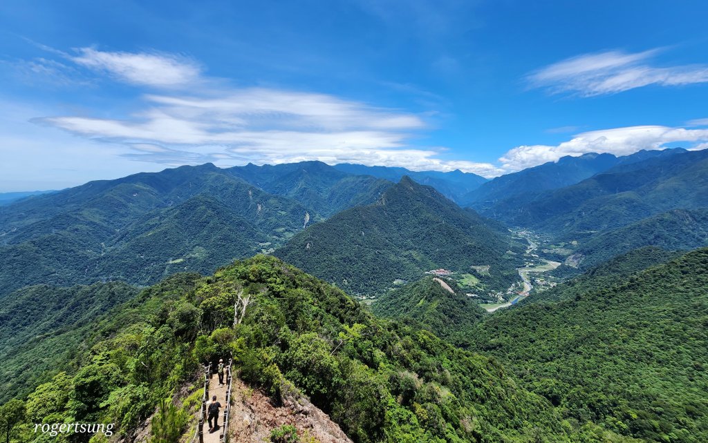 盛夏登山汗淋漓，天梯遠眺歡顏展(谷關七雄-白毛山)封面圖