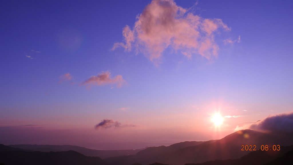 山中何所有，嶺上多白雲。只可自怡悅，不堪持贈君。_1790974