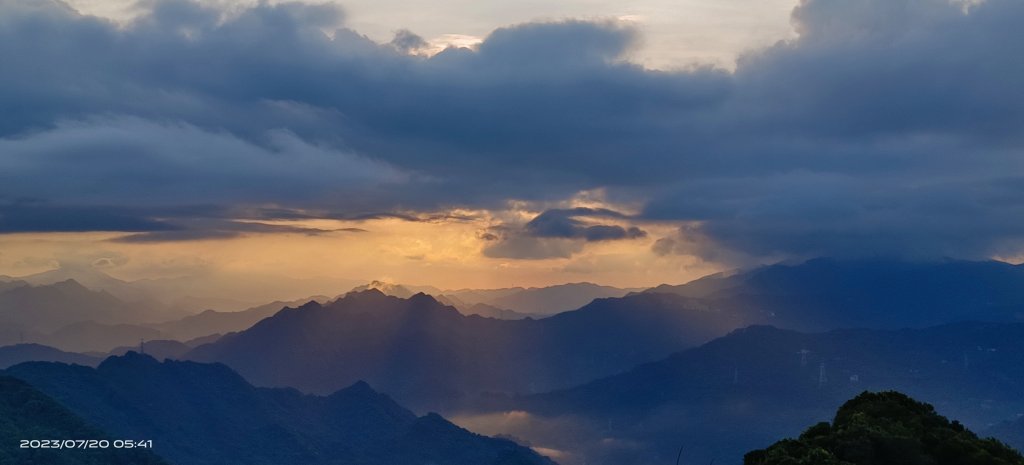 二格山藍天綠地的雲海流瀑，永遠看不膩 ! 7/20_2224527