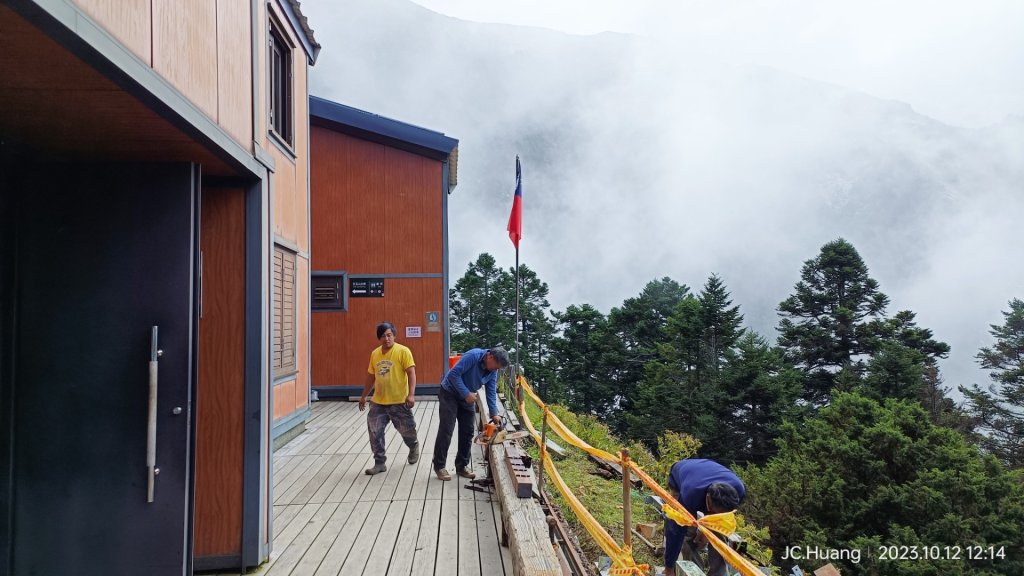 玉山 主峰 東峰封面圖