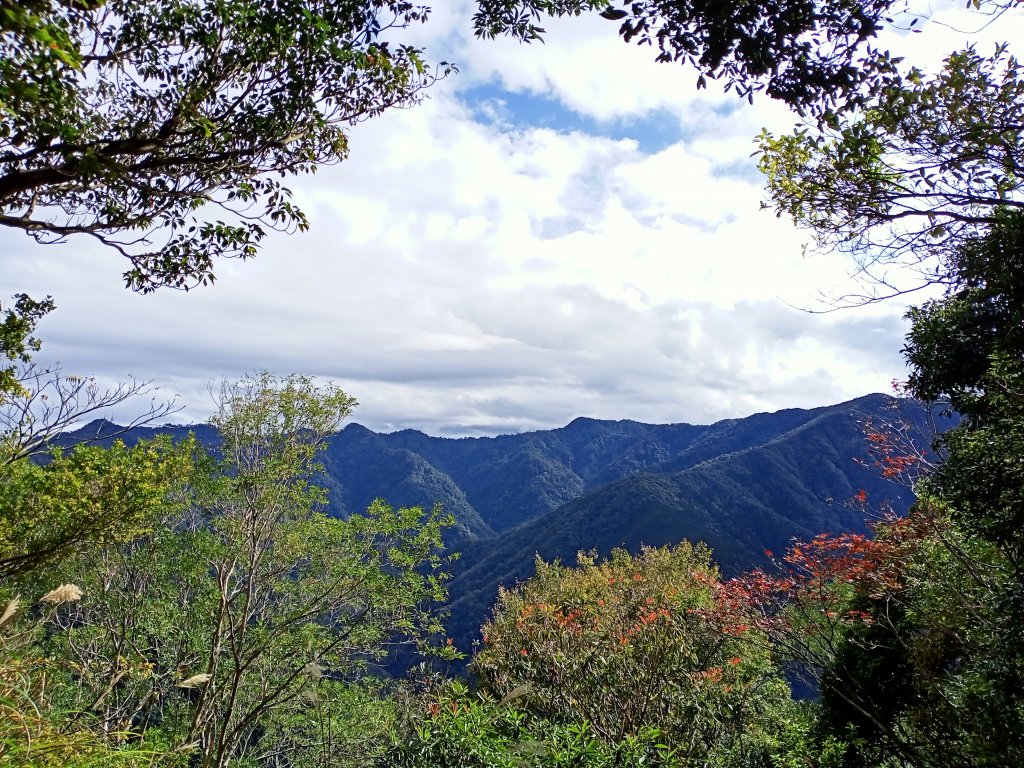 雲霧、晚霞、彩虹三箭齊發的羅山林道北線、油羅山 H1764m (巧遇野孩子小樂)封面圖