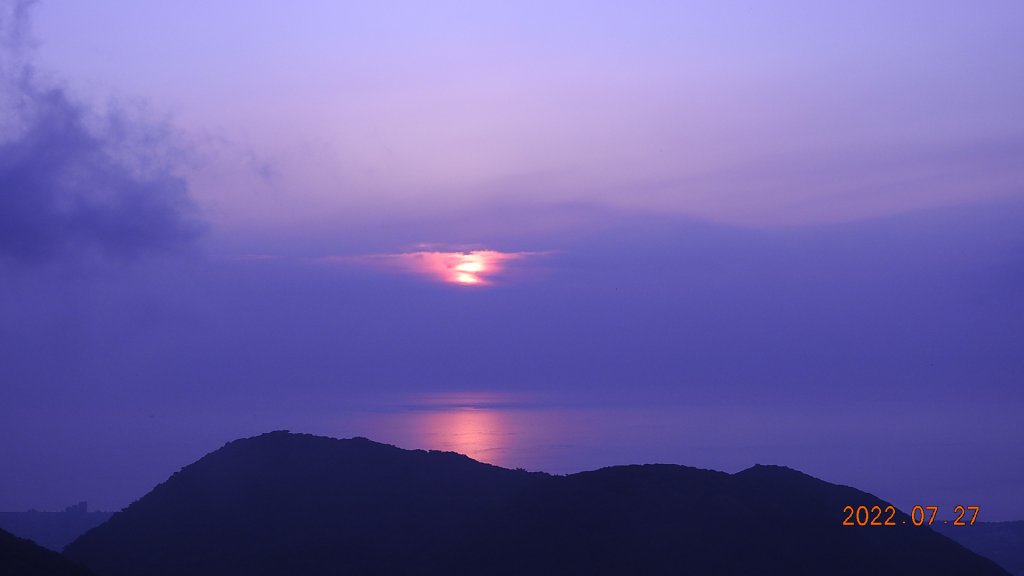 山中何所有，嶺上多白雲。只可自怡悅，不堪持贈君。_1779670