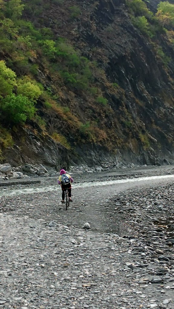 徒步32K勇闖哈尤溪～七彩岩壁_562751