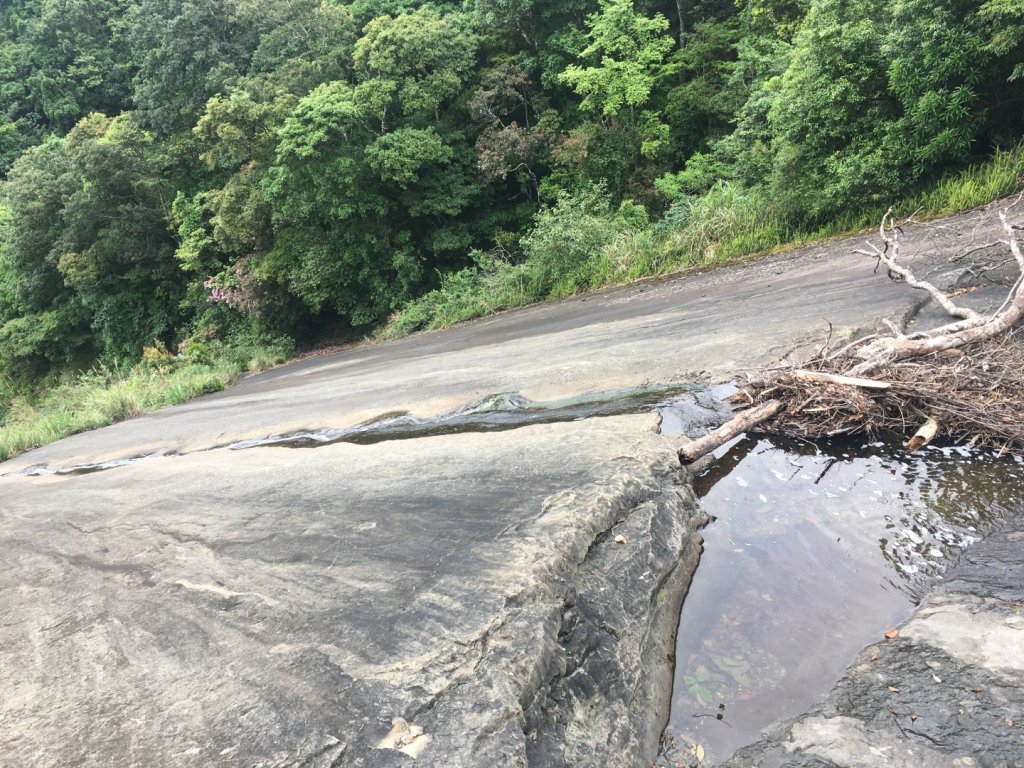 分遣所、斜壁封面圖