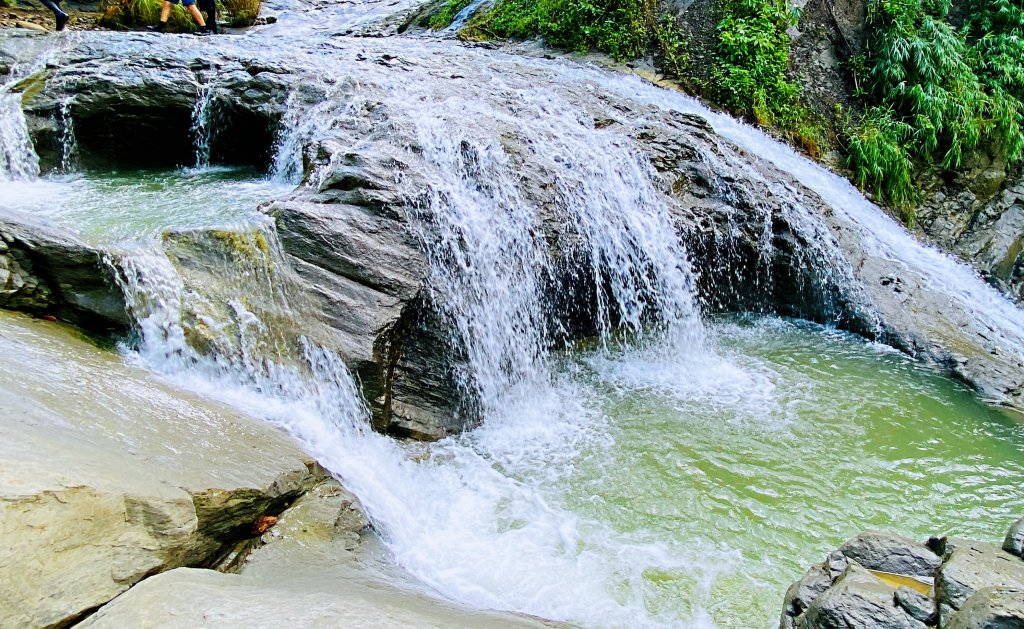 [台南楠西]阿拉溪斜瀑布群|天然双浴缸瀑布|網美IG熱門打卡秘境封面圖