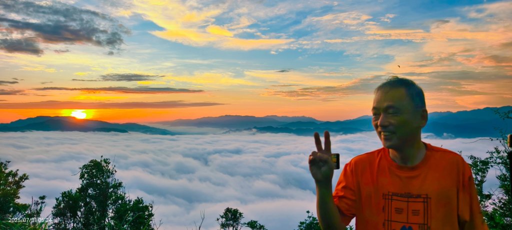 跟著雲海達人山友追雲趣 #石碇後山 #雲海 #霞光 #日出 #火燒雲 7/31封面圖