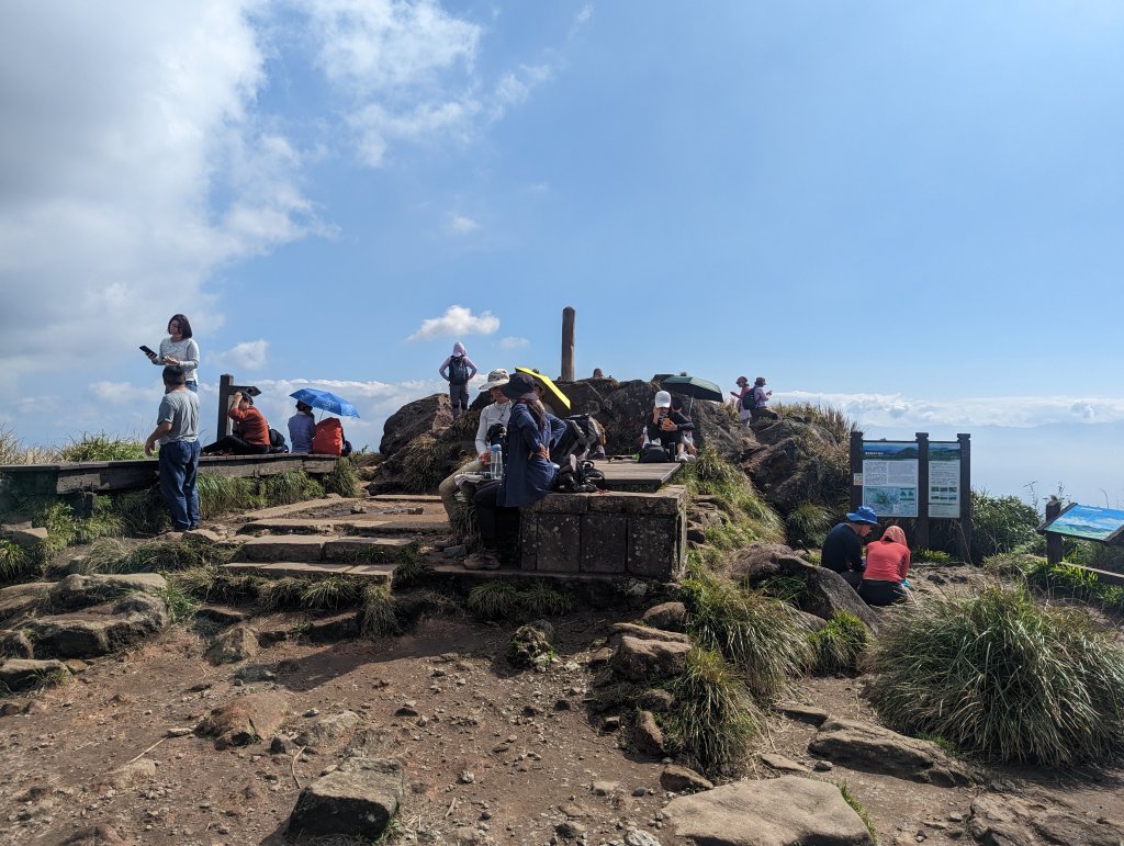 冬日好天氣走苗圃線登七星山。下小油坑及環七星山人車分道_1993434