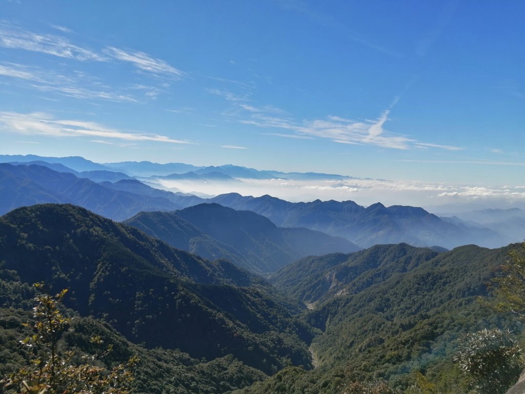 鳶嘴山的懸崖峭壁.特別誘人_752096