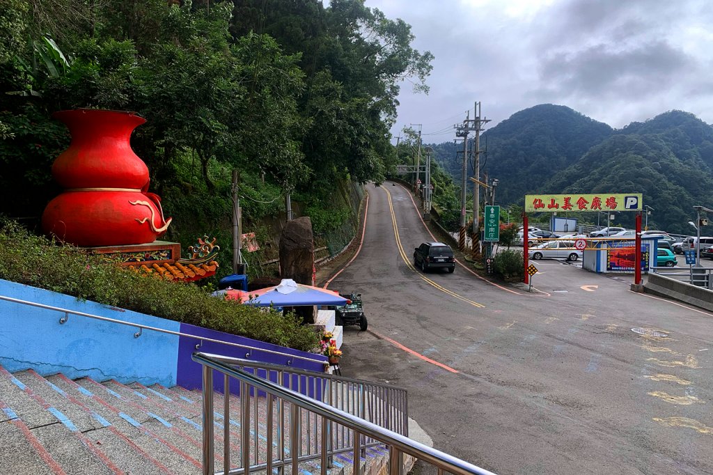 苗栗獅潭｜仙山登山步道｜穿過杉木小徑．遠眺綿延山峰封面圖