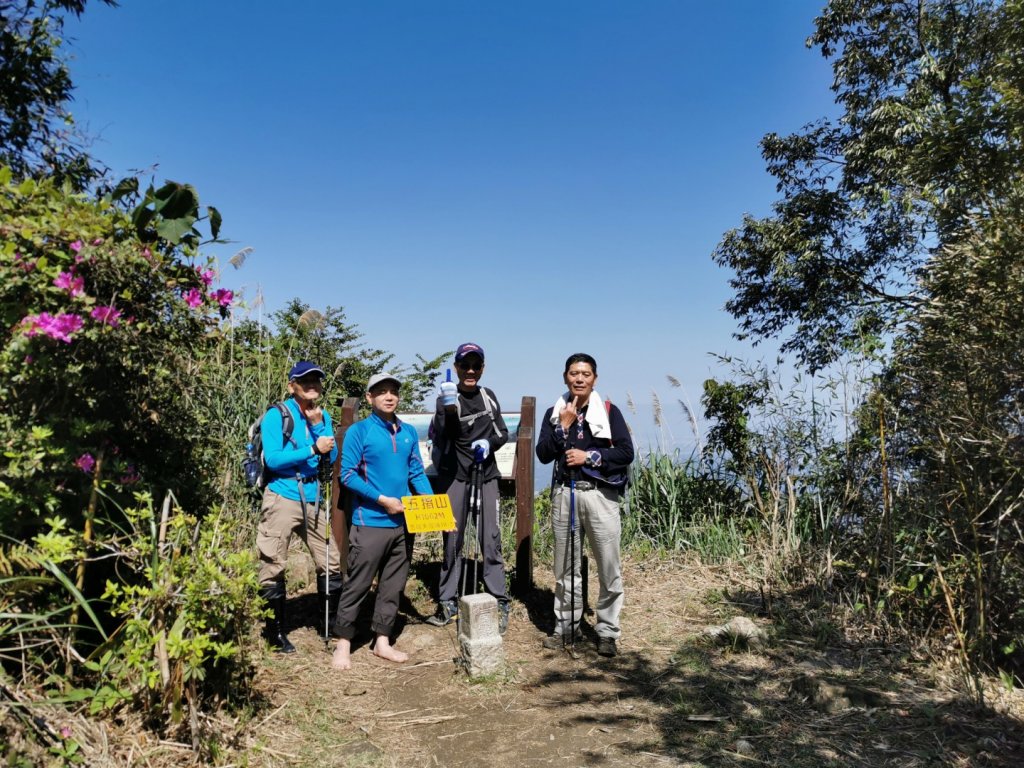 受北宮登五指山中指峰沿途經奇岩巨石一線天_880367