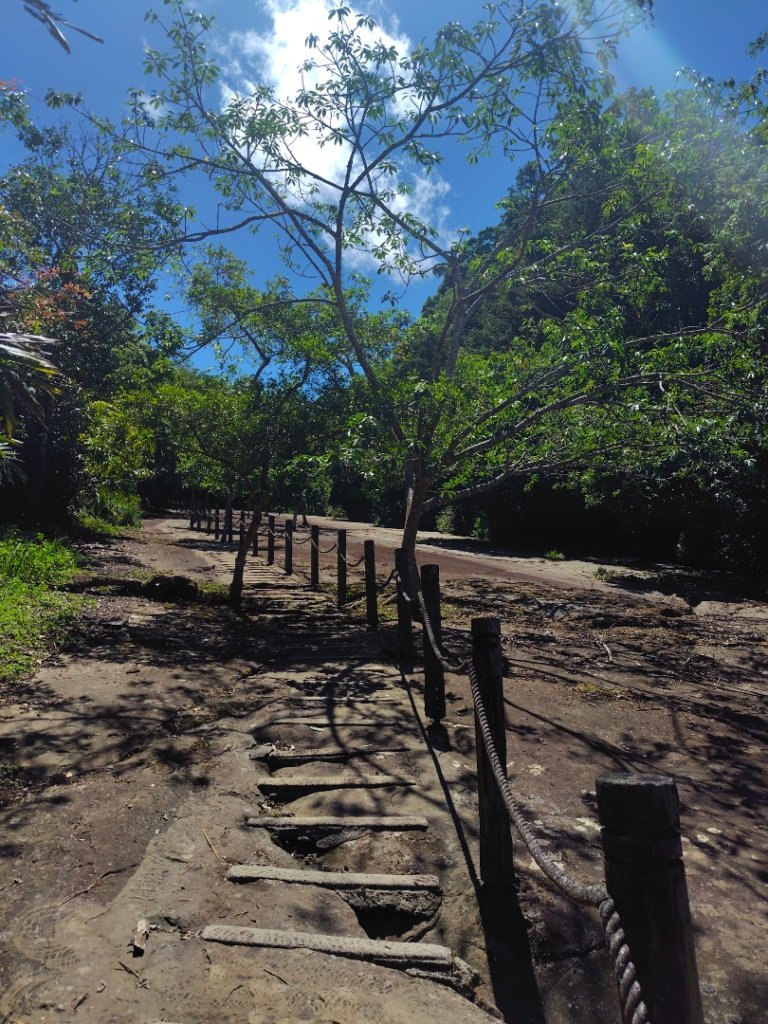 達娜伊谷-里美避難步道-巨石板步道-約富霓封面圖