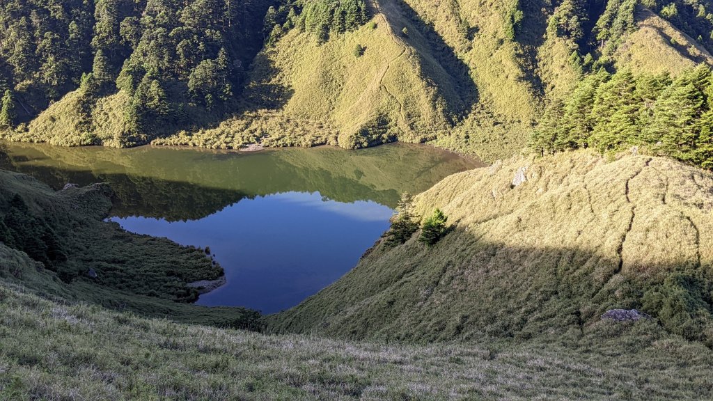 白石安東軍高山湖泊草原，空靈幽靜。_1756837