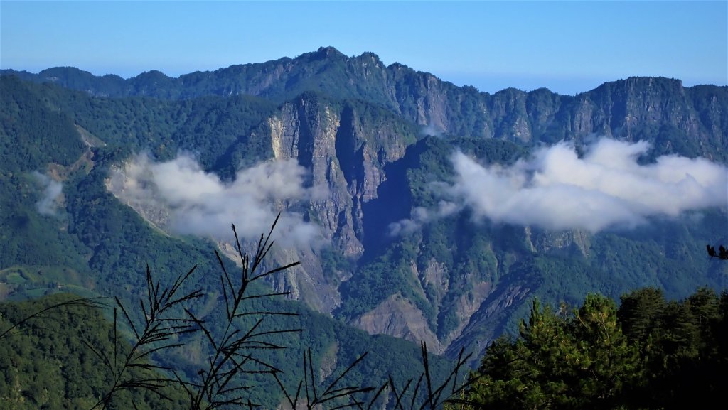悠遊高山與中級山間的山旅健行在塔塔加玉山前峰及鹿林麟趾山封面圖