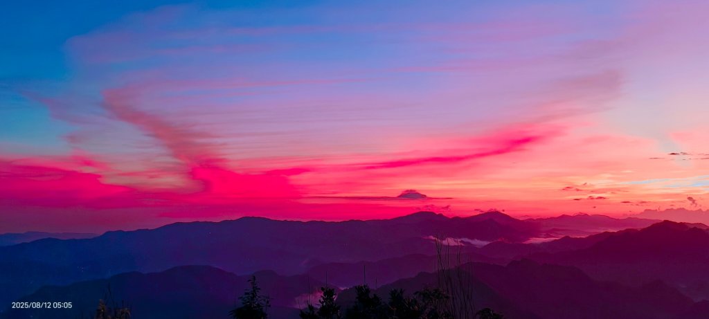 #二格山 #火燒雲 #霞光 #日出 8/12_2858026