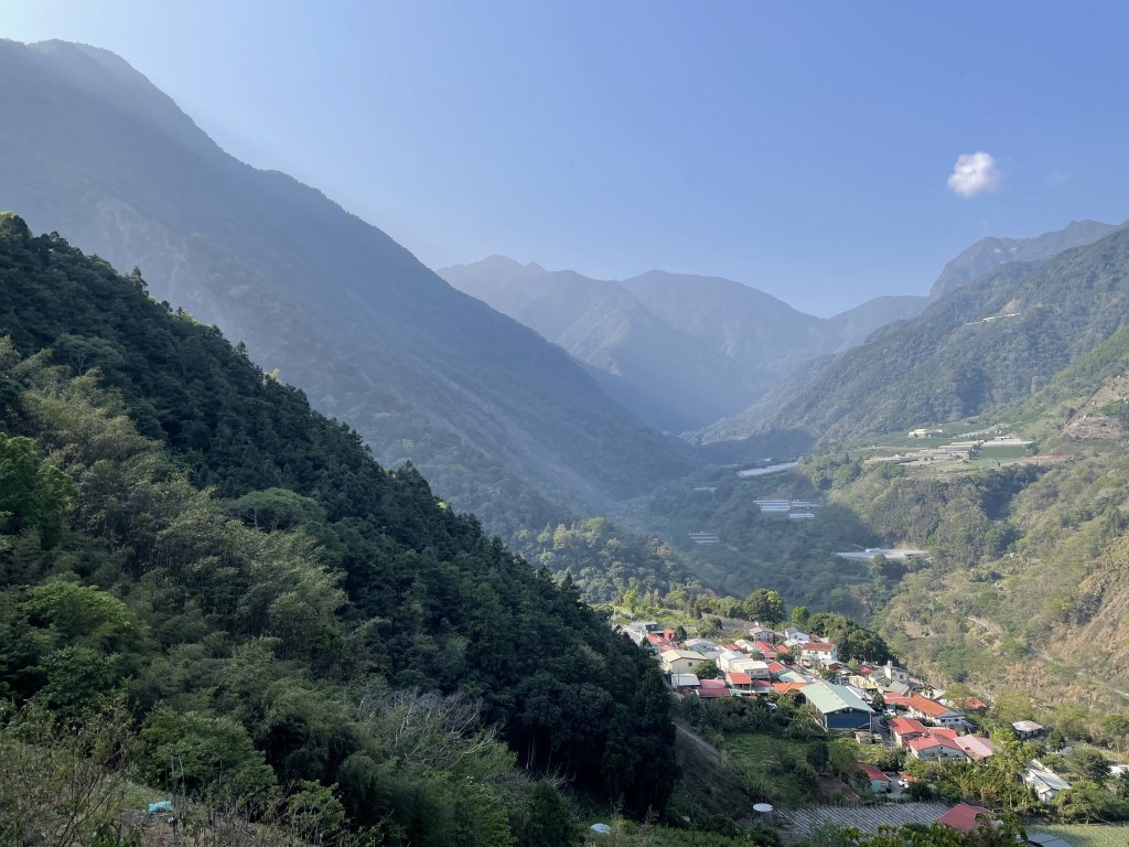 八通關古道 : 驚險峭壁; 壯麗的雲龍瀑布～封面圖