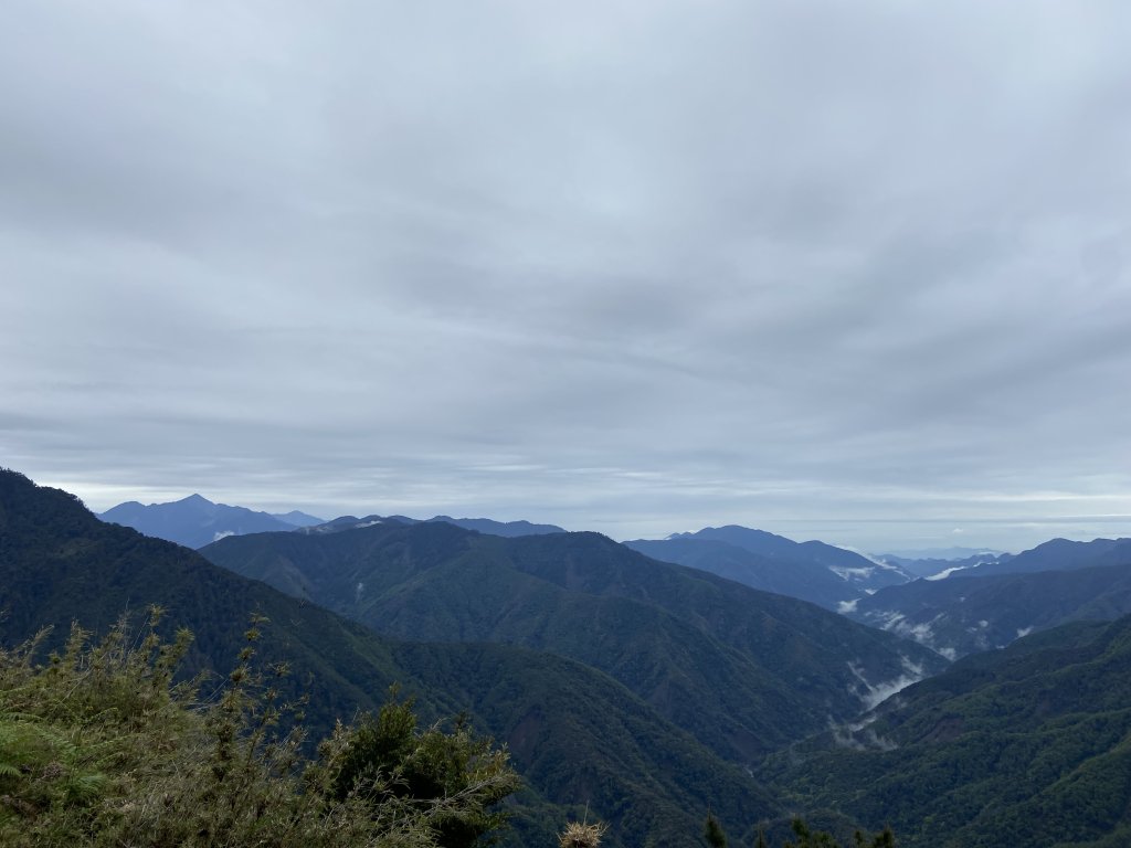 20230515-16玉山前西峰+遠望雨中的主東北_2436645