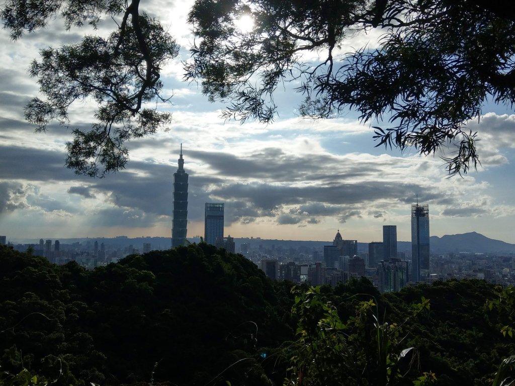 【疫情微解封】四獸山之二(象山、豹山)、南港山攀岩4號路線隨意行封面圖