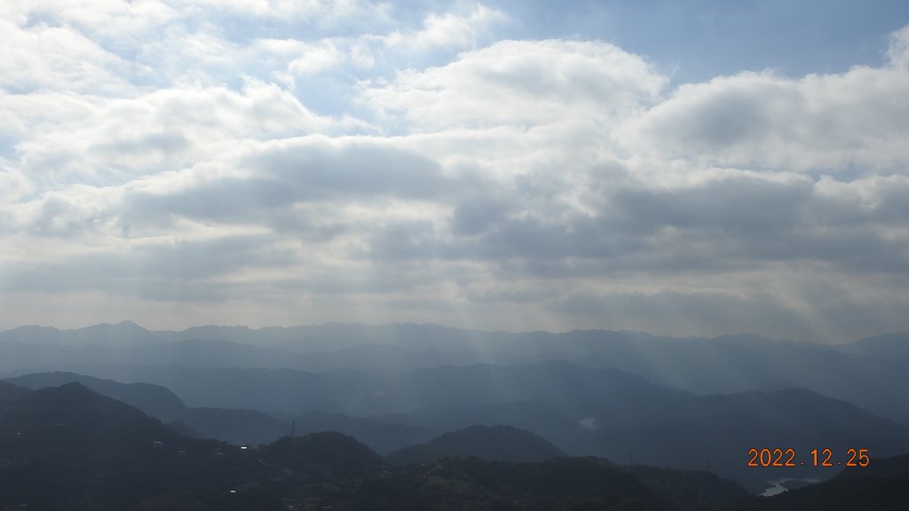 只追到雲海的尾巴+斜射光(上帝光)&112/1/26石碇花園公墓賞日出_1967209