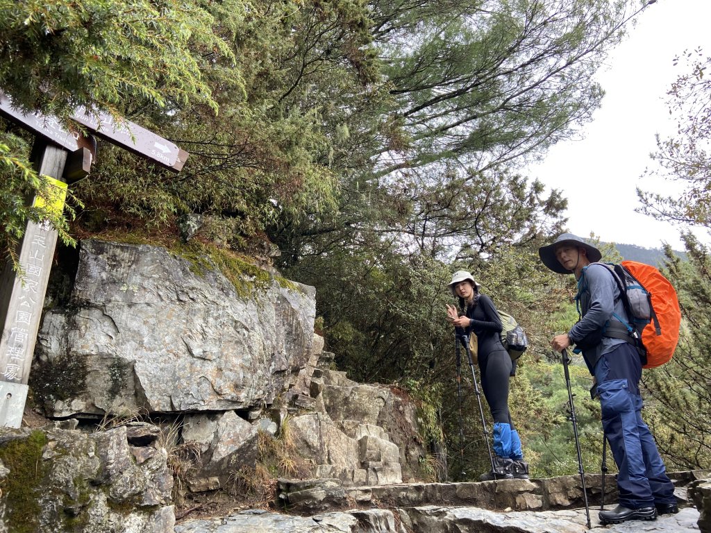 20230515-16玉山前西峰+遠望雨中的主東北_2436647