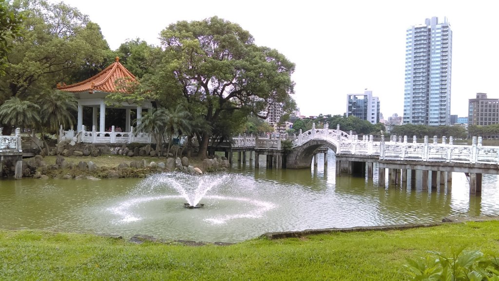 內湖碧湖公園環湖步道的湖光山色、波光粼粼封面圖