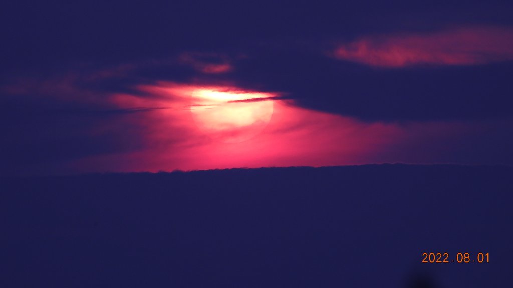 山中何所有，嶺上多白雲。只可自怡悅，不堪持贈君。_1787095