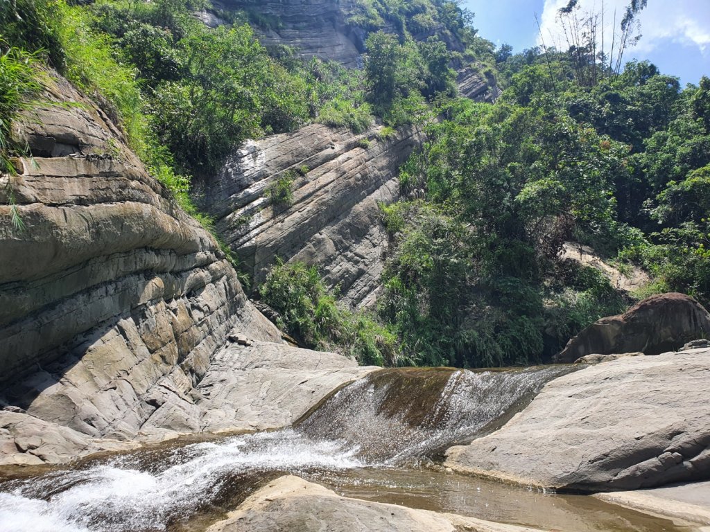 千層岩瀑布封面圖