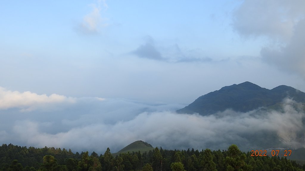 山中何所有，嶺上多白雲。只可自怡悅，不堪持贈君。_1779742