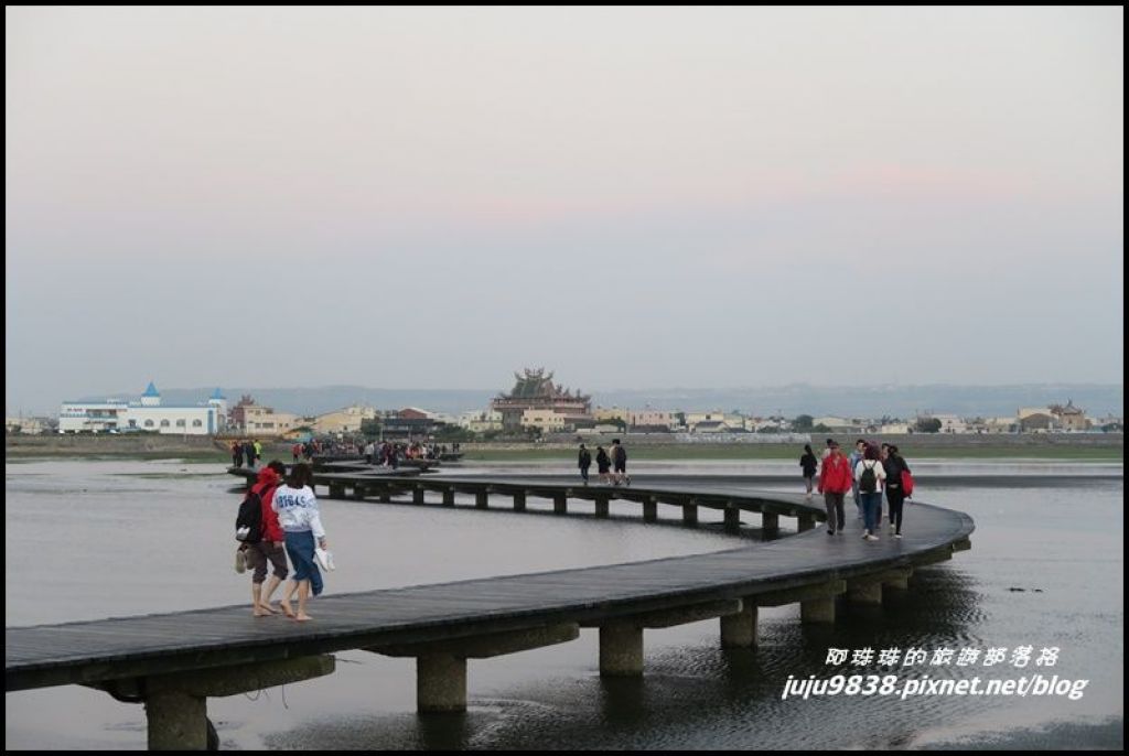 高美濕地野生動物保護區棧道賞夕陽_133068