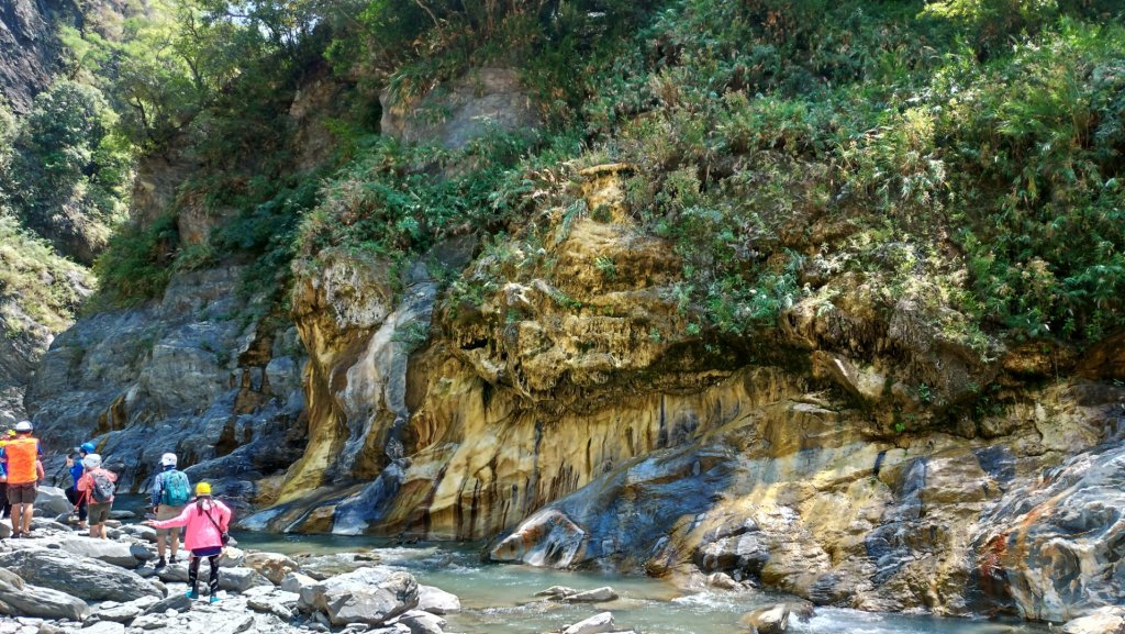 徒步32K勇闖哈尤溪～七彩岩壁_562811