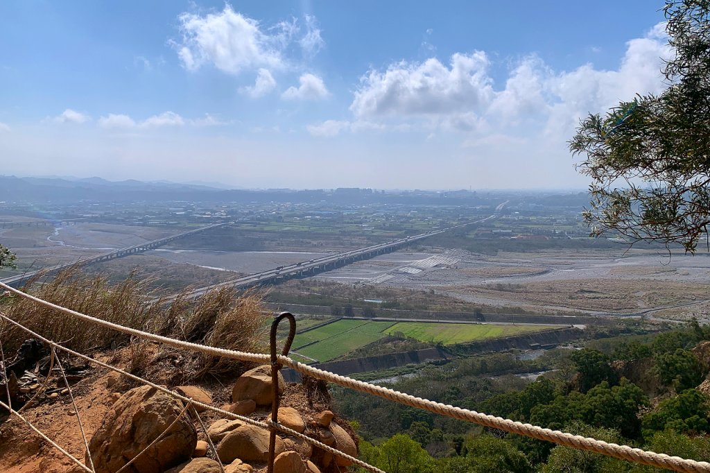 苗栗三義｜火炎山步道｜惡地大峽谷．山風狂烈窄稜陡坡_1585706