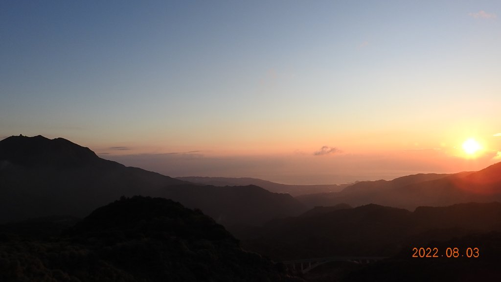 山中何所有，嶺上多白雲。只可自怡悅，不堪持贈君。_1790962