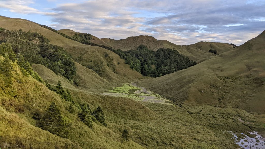 白石安東軍高山湖泊草原，空靈幽靜。_1756818