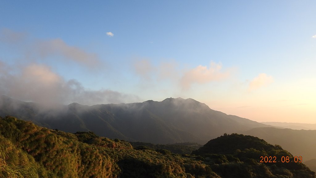 山中何所有，嶺上多白雲。只可自怡悅，不堪持贈君。_1790991