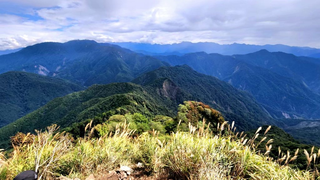 苗栗加里山，橫龍山，騰龍山，橫龍古道，鳥嘴山（上島山），南十八尖山，崎頂子母隧道，青青草原封面圖