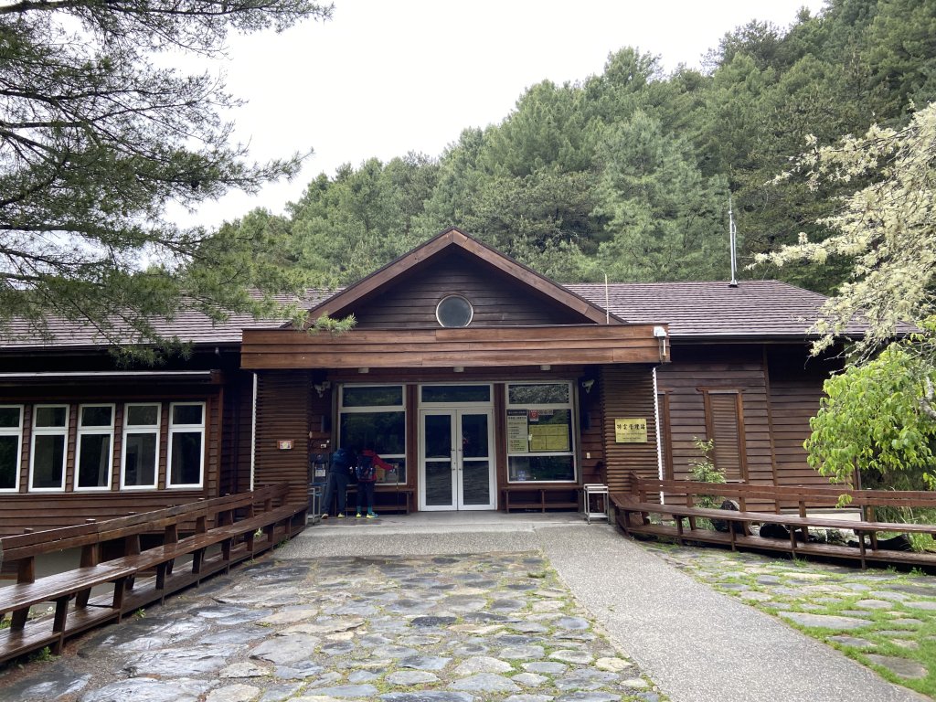 20230515-16玉山前西峰+遠望雨中的主東北_2436632