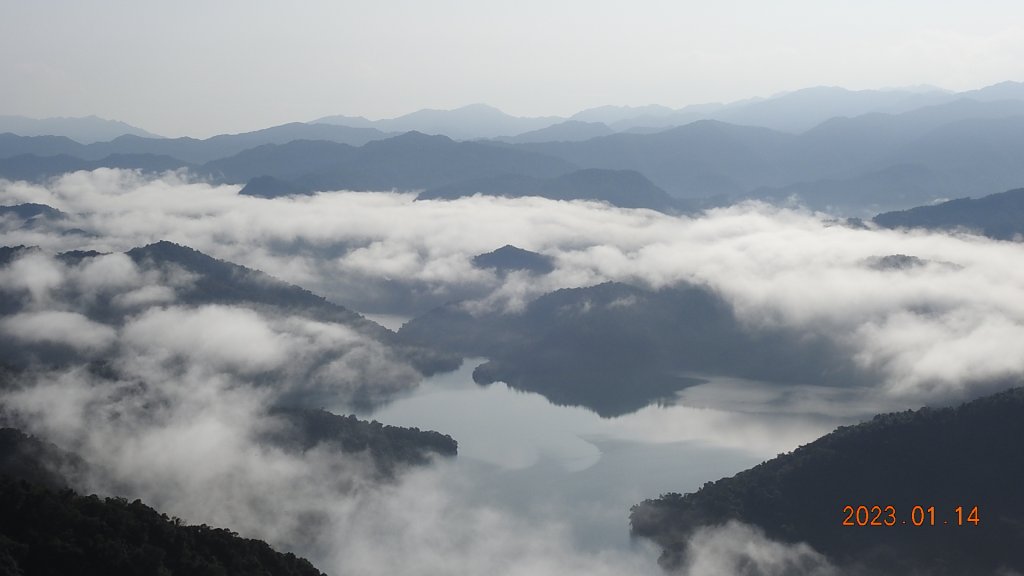 翡翠水庫壩頂/新店四十份公墓雲海+斜射光，個人在此最有層次最美的一次雲海_1993285