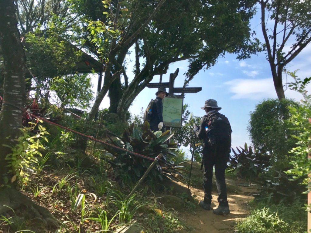 鳶山步道走彩虹石壁_650197