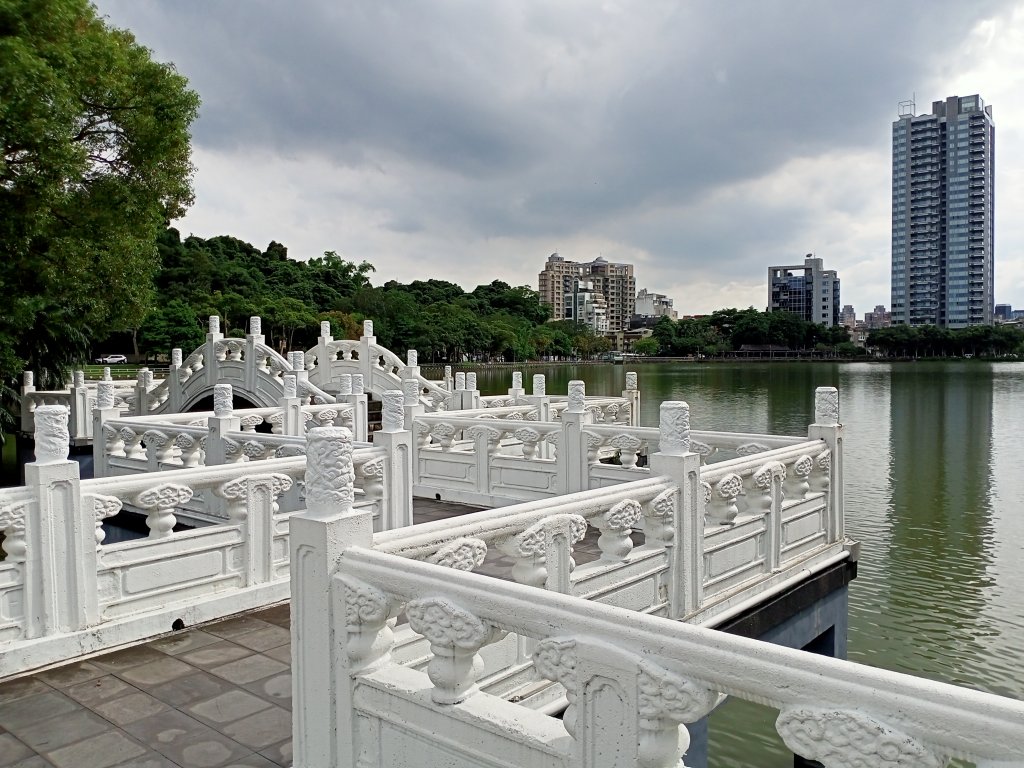 碧波蕩漾的碧湖公園環湖步道_1731912