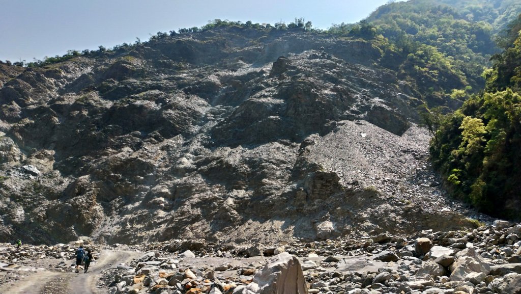 徒步32K勇闖哈尤溪～七彩岩壁_562801