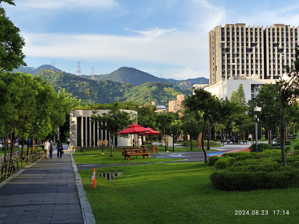 大安森林公園、臺北市政府、市府轉運站、宏匯瑞光廣場、大港墘公園《挑戰！台北捷運集章全制霸》封面圖