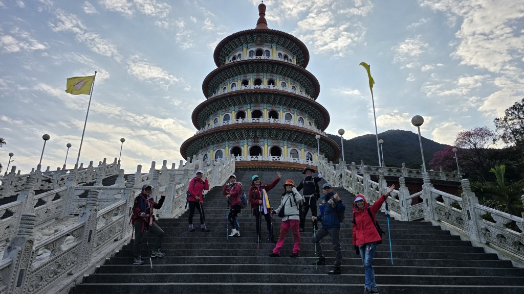 2025楓樹湖木蓮花即將大爆發，近似球形的花朵枝頭綻放，滿山滿谷粉紅泡泡，相當浪漫封面圖