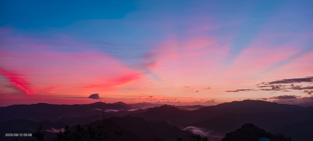 #二格山 #火燒雲 #霞光 #日出 8/12_2857993